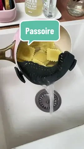 🔗 Lien en bio, rubrique « Pour la cuisine ».  Cette passoire en silicone est géniale car elle s’adapte à toutes les casseroles et, surtout, elle ne prend pas de place dans vos placards ! C’est une passoire universelle avec des pinces sur les côtés qui s’attachent directement à la casserole. Elle filtre parfaitement les pâtes et le riz, sans rien laisser passer 🍚 😊.  Facile à nettoyer, un jet d’eau suffit ou un passage au lave-vaisselle si besoin 🧽.  Alors, top ou flop ? #amazonfinds #passoire #amazonkitchenfinds #cuisine #ustensile #ustensilescuisine 