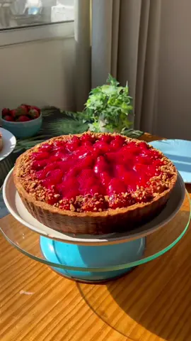 Torta de Morango 🍓 . Você dividiria essa torta com seu primeiro @? 👀 . Massa: - 200g de farinha de trigo  - 100g manteiga - 1 pitada de sal - 100g de leite condensado  Creme: - 395g de leite condensado - 3 gemas - 200g de creme de leite - 200ml de leite - 2 🥄 de sopa de amido - 1/2 fava ou 1 colher de c de essência de baunilha Geleia: - 1 xícara de água - 1/2 xícara de açúcar - 1 🥄 de sopa de amido - 1 🥄 de chá de essência de baunilha Corante vermelho - 3 caixas de morango - Amendoim Xerém pra decorar . #receitas #receita #tortademorango #torta #sobremesa #sobremesafácil #confeitaria #confeitariaartesanal #doce #fypシ #fy #fyp #receitasimples 
