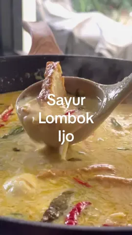 RESEP ‘SAYUR LOMBOK IJO’ alias ‘JANGAN LOMBOK’ khas Jawa Tengah 😍❤️ Bahan: Bawang putih 7 siung Bawang merah 5 siung Cabe keriting ijo (potong memanjang)  Cabe keriting merah (potong memanjang)  Cabe rawit merah Teri 2sdm Ketumbar bubuk 1sdt Daun salam 2 lembar Daun jeruk 4 lembar Sereh 1 batang Lengkuas 2 ruas Kunyit 1/2sdt Santan dan susu (sesuaikan dgn selera aja) Tempe iris Tahu cokelat Gula garam lada kaldu bubuk Air secukupnya mau kuahnya segimanaa 