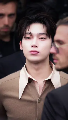 padahal dia lagi gitu doang tapi aku salting anjr?? angin milan memang beda.. sunoo ganteng banget bjirr.. mau sungkem sama hairstylistnya.. #sunoo #sunooenhypen #선우 #ソヌ ##엔하이픈 #enhypenxprada #prada #pradass24 #pradaxenhypen #mfw #engene #CapCut @enhypen @Prada 