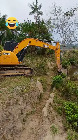 atravessando Rio com a escavadeira  #escavadeirahidraulica #viral 
