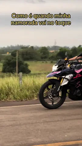 Namorada pilotando moto #moto #namorada #motociclista #casalmotociclista #bmw310gs