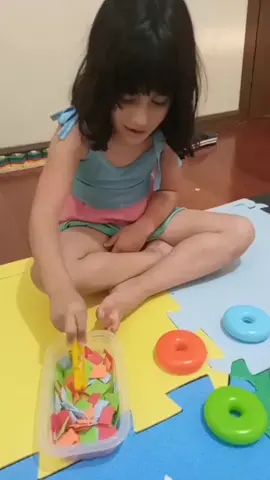 Treino de coordenação motora fina+atenção +planejamento e pareamento de cores. #desenvolvimentoinfantil  #autismo 