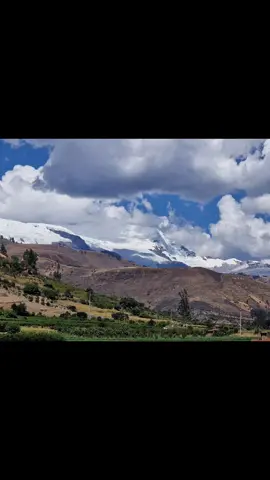 Región de Ancash, esta cordillera es conocida también como La cordillera blanca; aquí  están las montañas mas altas de Perú ya que hay algunas cumbres de más de 6.000 msnm. En esta cadena montañosa está ubicado el Parque Nacional Huascarán, hábitat del cóndor y jaguar andino.  Maravilloso! #peru🇵🇪 #viajestiktok #viajeperu😁 #voyages #traveltiktok #suramerica #lugaressoñados🤩🌙🌠🌟 #volcanes #montañas #ancashperu #yungay_ancash_perú❤❤❤ 