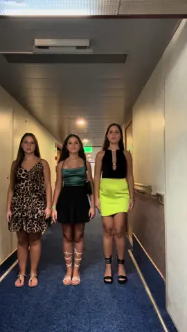 Outfit of the week on a cruise 🛳️🫶🏼 #costapacifica #september #costacrociera #outfit #sisters #travel #neiperte #perte #vacationlooks #looksinspiration 