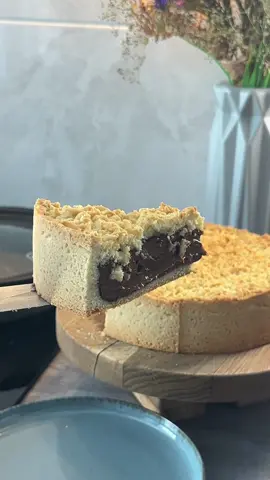 Этот рецепт пирога, обязан быть в моём профиле 🤤 Рецепт теста: -Яйца ( 1 шт) -Сахар (80 гр) -Соль ( щепотка) -Масло сливоч. (100 гр) -Мука (250 гр) -Разрыхлитель (2 ч.л.) В миске смешиваем яйца, соль, сахар и растопленное сливочное масло. Перемешиваем и в один приём добавляем муку. Вымешиваем тесто сначала лопаткой, а затем в ручную ( долго вымешивать не нужно, достаточно собрать тесто в комок) Разделяем его на 2 части, большую часть распределяем по форме ( диаметр формы 20 см), протыкаем вилкой и отправляем в холодильник, а меньшую часть отправляем в морозилку.  Рецепт начинки: -Молоко (500 гр) -Яйца (2 шт) -Сахар (120 гр) -Какао (30 гр) -Кукуруз.крахмал (60 гр) Для начинки в сотейнике смешиваем часть молока, сахар, яйца, какао, крахмал и вымешиваем до однородности. Затем выливаем оставшееся молоко, и ставим все на средний огонь. Постоянно помешивая, доводим до загустения. Перекладываем готовую начинку в форму с тестом, а сверху натираем на крупной тёрке наше замороженное тесто. Разравниваем, и отправляем в разогретую духовку до 180 градусов, на 35-40 минут до золотистого цвета. Даем пирогу остыть, и только после этого достаем из формы. Мне понравилось его есть в холодном виде, тогда начинка по вкусу очень похожа на шоколадную панна-котту 🙈♥️