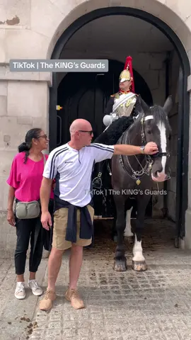 Horse’s loving it.  #horseguardsparade #changingoftheguards #foryoupage  #tiktokviral #viraltiktok #viralvideo #videoviral #follow #subscribe #like #share #bestvideo #fypviral #donottouch  #thekingsguards #kingsguard #kingshorse #fyp #foryou #fypシ #fanpage #tourists #London #trendinghashtag 