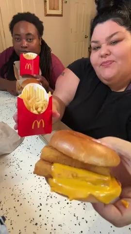 Whats up Everybody🫶🏼🩷 #fyp #Mukbang #GottaHaveDatCrunch #doublefiletofish #mcdonalds #Foodie 