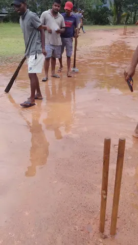 ground staff😅 #ක්‍රිකට්_පිස්සෝ  වැස්සෙ😏