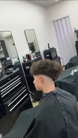 Low Fade en V 💈 Seguime para mas contenido como este🙌🔥 . . . . . . . #cortedecabello #cortedepelo #lowfade #hairstyle #barberia #uruguay #argentina #montevideo #dimantis 