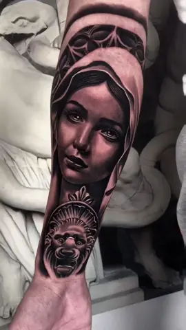 Tatuagem pra você se inspirar 💉 #tattooreligiosa #santatattoo #santa #realismo #tattoorealistic 