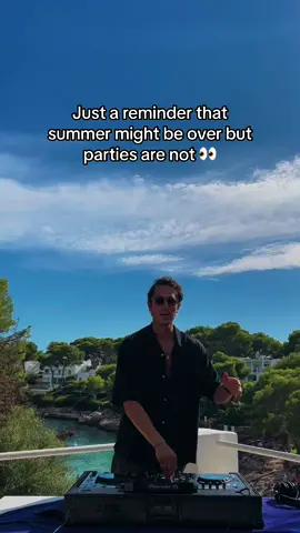 Im not over summer yet, can you tell? Who do you wanna party with this weekend? 👀 #housemusiclovers #Summer #poolparty #sistek #dj #ibiza #edmtiktok 
