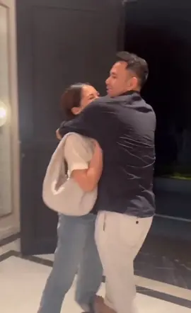 happy banget bininya pulang, kangen banget ya Papa Raffi 🥰 #happybenerAaraffi #Raffiahmad #raffikangengigi #raffinagita 