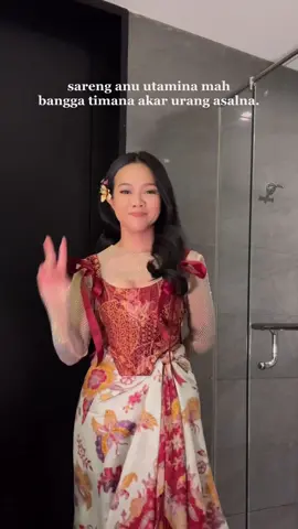 Yura Yunita wearing YURA CORSET TOP! #batik #batikkorset #corsettop 