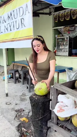 Puh ajarin dong puh bukak kelapa gimana 