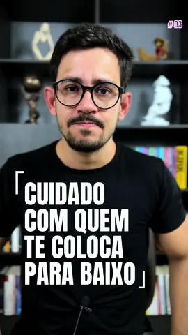 Cuidado com quem te coloca pra baixo. . . . . . . . #respeito #desenvolvimentopessoal #empatia #autocuidado #inspiracao 