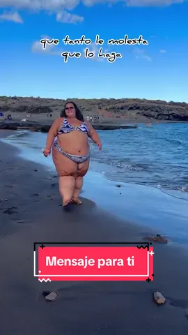A veces no entiendo porque a la “gente” le molesta que viva!!! Estoy segura que si me vieran en casa llorando me darían más ánimos que viéndome como ahora.  Si, soy una mujer gorda y que? Porque mi cuerpo no tenga las medidas que alguien quiere no puedo vivir? No puedo irme de vacaciones? No puedo salir de perreo? No puedo ir en avión? No puedo bailar? Errór!!!!! Siento deciros que si!!!!!  Si puedo hacer todo eso y más, y eso es lo que molesta. Que algunas “personas “ con cuerpo normativo viven y disfrutan menos la vida que yo.  Así que por favor , dejen de generar odio y dedíquense a su vida y a vivirla con gusto!!!!!  Feliz día 💜 #seacabanlasvacaciones #vueltaalarutina #mujergorda #mujerquevive #respeto 