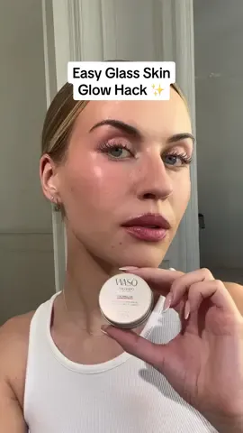 Der @SHISEIDO WASO Calmellia Multi-Relief SOS Balm ist mit 8 natürlichen Inhaltsstoffen angereichert und pflegt nicht nur eure Haut, sondern verleiht ihr auch gleichzeitig den schönsten Glass-Skin-Glow ever. 💧✨ Liebt ihr glowy Make-up auch so wie wir? #flaconi #shiseido #shiseidowaso #shiseidomultibalm #glowyskin #glowymakeup #multibalm #makeuphack #glowhack #skincarehack 