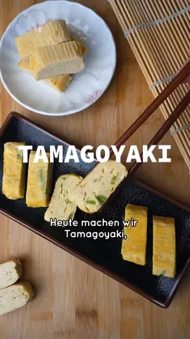 Als Tamagoyaki wird in der japanischen Küche ein gerolltes Omelette bezeichnet 🥚Es wird als Belag für Sushi, als Beilage für japanisches Frühstück oder für Bento Boxen zubereitet 🍱 Die Kombination aus leichter Süße und herzhaftem Geschmack machen japanisches Tamagoyaki zu einem einzigartigen Omelette! Mit diesem Rezept gelingt es dir auch zuhause 🥰 Das komplette Rezept mit Zutaten und Tipps zur Zubereitung findest du auf meinem BIog - Link auf meinem Profil!  #tamagoyaki #rezepte #japanisch 