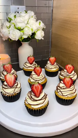 Cupcakes Nutella et fraises 🧁🍓🍫 •Ingrédients cupcakes: -2 oeufs  -155g de sucre -84g de beurre température pièce  -30ml d’huile neutre (2c. à soupe) -1 cuillère à soupe d’essence de vanille  -150ml de lait  -164g de farine  -1 cuillère à soupe et 1/2 de levure chimique  -Nutella -Fraises •Ingrédients ganache: -280g de chocolat blanc -375ml (1 tasse et 1/2) de crème 35% à fouetter  *Pour les gens de Montréal utilisez le chocolat blanc Baker’s c’est le meilleur! •Étapes ganache au chocolat blanc: 1-Faire chauffer la crème à feu moyen sans la faire bouillir. 2-Une fois que la crème est chaude, verser sur le chocolat et ne pas toucher pendant 5 min. 3-Après 5 min, bien mélanger et s’assurer qu’il ne reste plus aucun morceau de chocolat. 4-Filmer au contact et laisser au réfrigérateur toute la nuit. 5-Le lendemain fouetter la ganache au mélangeur électrique jusqu’à ce qu’elle monte bien. (Cela peut prendre 5-7min) •Étapes cupcakes: 1-Dans un bol, mélanger les œufs avec le sucre jusqu’à ce que le mélange s’éclaircisse et double de volume. 2-Ajouter le lait au beurre et faire fondre au micro-onde; laisser refroidir un peu. 3-Ajouter le mélange de lait et beurre au mélange d’œufs; bien mélanger. 4-Ajouter l’huile et l’essence de vanille; bien mélanger. 5-Ajouter la farine et la levure chimique; bien mélanger. 6-Verser les cupcakes dans un moule à cupcakes et mettre au four à 350F ou 175C une vingtaine de minutes ou jusqu’à temps qu’ils soient bien dorés. 7-Une fois les cupcakes refroidit, fourré les cupcakes de Nutella et garnir d’une fraise. 8-Bon appétit!❤️🧁 . . . . . . . . . . . . . . . . . . . . . . . . #fyp #pourtoi #pourtoii #france #france🇫🇷 #paris #lyon #marseille #marocaine🇲🇦 #maroc #algerie #tunisie #mtl #mtlfoodie #recette #recettefacile #recetterapide #recettesimple #recetteetudiant #dessert #cupcake #nutella #fraises  #idee 