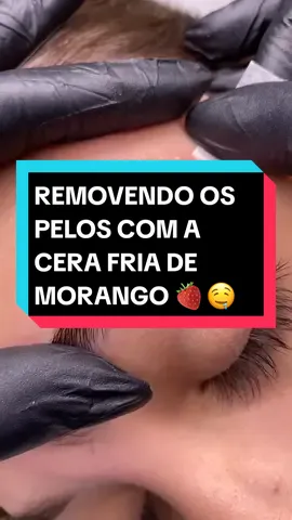 Remoção perfeita de pelos, com essa cera fria em fitas da DepilFlax de morango 🍓😍 . Quem já usa dessa? Eu amoo . . . . . . . JUNTE-SE AO CURSO SOBRANCELHAS PERFEITAS LINK NA BIO 🔗 . . . . By:@karinequintao #passoapassosobrancelha #tutorialdesobrancelhas #sobrancelhasdesign #epilacaocomcera #remocaodepelos 