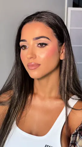 Dm on instagram to make a booking 🫶🏼 #melbournemakeupartist #formalmakeup #makeuplooks #trending 