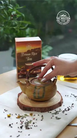 Uống trà gạo lứt có thể giúp làn da đẹp và trắng sáng. Nếu bạn có vấn đề về da, thường xuyên uống loại trà này còn giúp da kiểm soát lượng nước và dầu tự nhiên. Ngoài ra, trà còn giúp giải phóng các gốc tự do bên trong  còn rất nhiều công dụng khác mà bạn sẽ bất ngờ khi dùng nó như một thói quen đó 😉 ! Sản phẩm mới của TNF và mong được ủng hộ