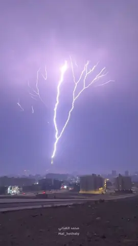‏#صاعقة قوية تضرب ساعة #مكة الآن ⚡️  ‏. ‏⁧‫#مكه_الان‬⁩  ‏⁧‫#امطار_مكة‬⁩ ‏⁧‫#برج_الساعه‬⁩ #عواصف_مكه 