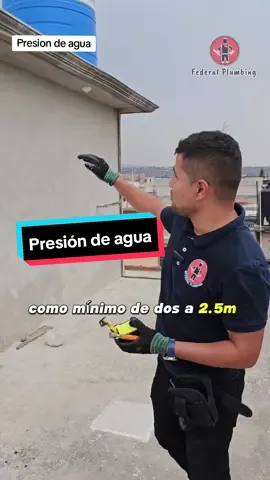 Que determina la presión del agua en un sistema a Gravedad? 🫡💧 #plomeria #federalplumbing #tinaco #SabiasQue #presiondeagua #tuberia #presurizador 