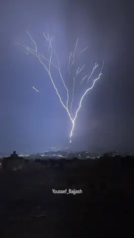 : البروق والصواعق على مكة المكرمة هذه الليلة 12 ربيع الأول 1445 27 سبتمبر 2023 سبحان الله والله أكبر في عظمته وملكوته  - - #مكة #مكه #مكة_المكرمة #makkah #lightning 