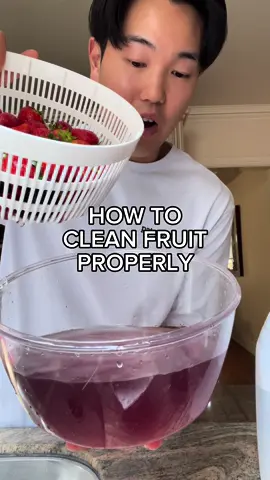 You have to start cleaning your fruit like this 🍓 #cleaningfruit #fruit #berries #KitchenHacks #cookingtips 