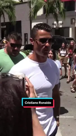 Cristiano Ronaldo pushes a fan while shopping on Beverly Hills. #Cristiano #cristianoronaldo #Soccer #paparazzivideos #paparazzi 