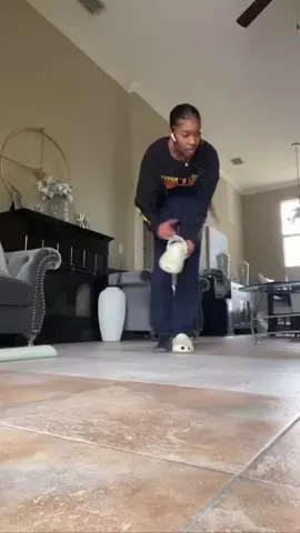 🔥 SHE CAN DANCE 🔥 ‼️she put the shoes in sport mode‼️ #trend #viral #dance #missyelliot #beyonce 