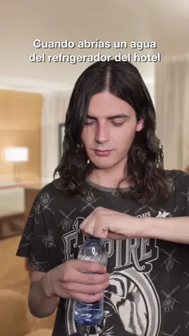Cuando abrias un agua del refrigerador del hotel #comedia 