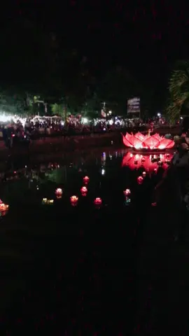 Trung thu chỗ bạn có thả hoa đăng hông, chỗ tui nè #trungthu #thahoadang #sadec #chuakimhuesadec 