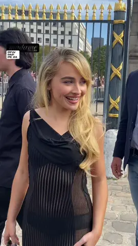 #sabrinacarpenter en chemin pour le défilé @Givenchy à Paris ✨ #TikTokFashion #pfw #fashionweek #givenchy 