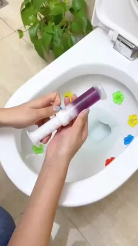 ¡Transforma tu baño en un oasis de frescura y limpieza con el revolucionario adhesivo Gel Flor para Sanitarios!  No más preocupaciones por los olores producidos y el mantenimiento constante. Nuestro gel pegajoso es la solución perfecta para mantener tu inodoro fragante y libre de gérmenes en todo momento. 🌸🤩
