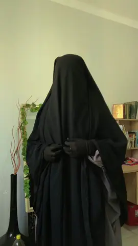 النقاب الملكي العملاق الدائري متوفر و اخيرا🥺😍 العرض 1.80متر الطول : المروحة القصيرة  1.25متر المروحة الطويلة 1.50متر (يتغير الطول حسب الزبونة ان كانت طويلة +زيادة السعر) ذا مروحتين / تقدري ديري عليه اضافات انك تزيدي تيندا او شاش يغطي العينين   متوفر في اللون الاسود فقط حاليا بقماش النقاب  وخفيييف جدا الحمد لله  التوصيل 58 ولاية  السعر:3200دج للطلب تواصلوا معنا عبر صفحتنا الاخرى👇 @the_honey.brand