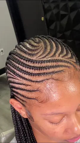 Freestyle straight back braids! 😍 So neat and pretty! 🎥 credit: -guapele_ @Guapele_ (braider based in Hayward, California. Go check her out!) Follow us for daily braids inspo, tips, tutorials and more 💗 #fyp #straightbacks #straightbackbraids #freestylecornrows #freestylebraids #californiabraider 