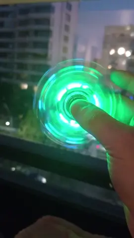 Spinner multicolor con luces led para que elijas el patrón de colores que más te guste. #spinner #fidgetspinner #spinny #multicolor #spinnermulticolor #spinnerconlucesled 