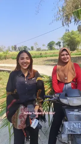 viral bu kami tuo cantik Blora Ngarit di sawah di datangin Trans TV Blora.  Ternyata Bu Kami tuo ini sangat sederhana & bersahaja guys.. perangkat desa di Blora nih.. Video lengkap tonton di Youtube 