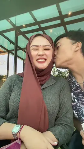 Padahalkan trend nya cium pipi bukan ngendus kuping 😞