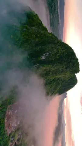 Pemandangan yang seperti ini yang membuat saya betah di Kalimantan Selatan😍, kalau kalian betah karna apa?  Sc @ihsyan_maichel  Yang menarik di HST ada di #visithst kuy liburan #dihstaja  #fyp #pegununganmeratus #kalsel #kalimantan #nateh #amazingkalsel #banjarinfo #instakalsel #pegunungan #alam #nature #drone #hutan #hutankalimantan #fypシ 