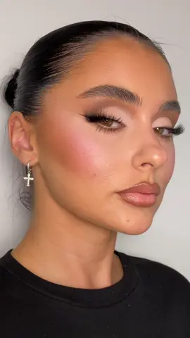 Ending the week with flawless faces 🤎 Do you want a tutorial of this look? #makeuptutorial #makeuptransformation #foryou