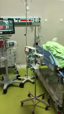 Dunia belom jahat kalau kamu belom ngerasain gemetar & sakit saat mendengar suara alat deteksi jantung di ICU dan suara sirine ambulance itu semua trauma terbesarku karna ketakutan terbesarku selama ini benar2 terjadi bung 🥲 Sekarang ibuk udah nga sakit lagi ya, tapi sekarang aku yang sangat sakit karna kehilangan ibuk😊,         Aku percaya kalau ibuk ngak pernah mau ninggalin aku sendirian disini, hanya saja takdir yang nga bisa dihindari 😊 dan tepat tanggal 13 juli 2023 14.05 WIB gugur sudah perjuangan bidadari surgaku untuk melawan rasa sakitnya 🤍🥀 