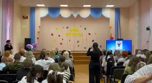 Разррвали 90е ?🔫 #деньучителя #встиле90х #танец #глобальныерекомендации #разорвалитанцпол #флешмоб #пращдник #шк #танецнаденьучителя 