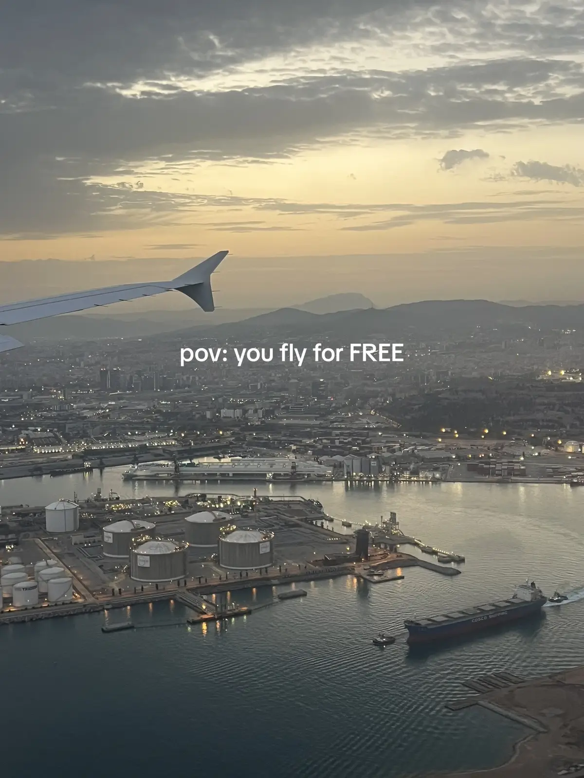 thee LIFEEEE😫🤌🏼 #travellife #flights #flightsoverfeelings #firstclasstravel #travel #freeflights #planelifehacks #traveltok 