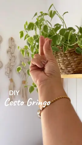 JÁ SALVA PRA FAZER DEPOIS !  bora decorar nossos cestos que estão sem graça ou que você já enjoou da cara deles ?  Use e abuse da decoração de maneira fácil e barata  Esse cestinho eu comprei lá na @day_artesanato e decorei usando apenas lã Obs: é passar na agulha kkk não vou gravar tudo de novo não né, deu pra entender 🤣 Gostou ? Não esquece de me seguir, enviar para um amigo que ama decoração e salvar !!  Ahh me conta se você faria aí também  #facavocemesmo #dicas #dicaboaédicacompartilhada #meuap #Lifestyle #homedecor #DIY #boho #dicadodia  #viral #cesto #cestorustico