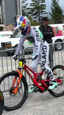 Lozza just having a pep talk with the rig before laying down a heater in Qualifying 🕺🏼 #passion #mtb #bike #fyp #foryou #downhill #bts 