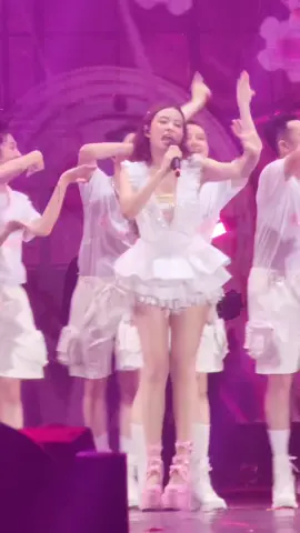 Fancam See Tình - Hoàng Thuỳ Linh #fancam #hoangthuylinh #seetinh #concert 
